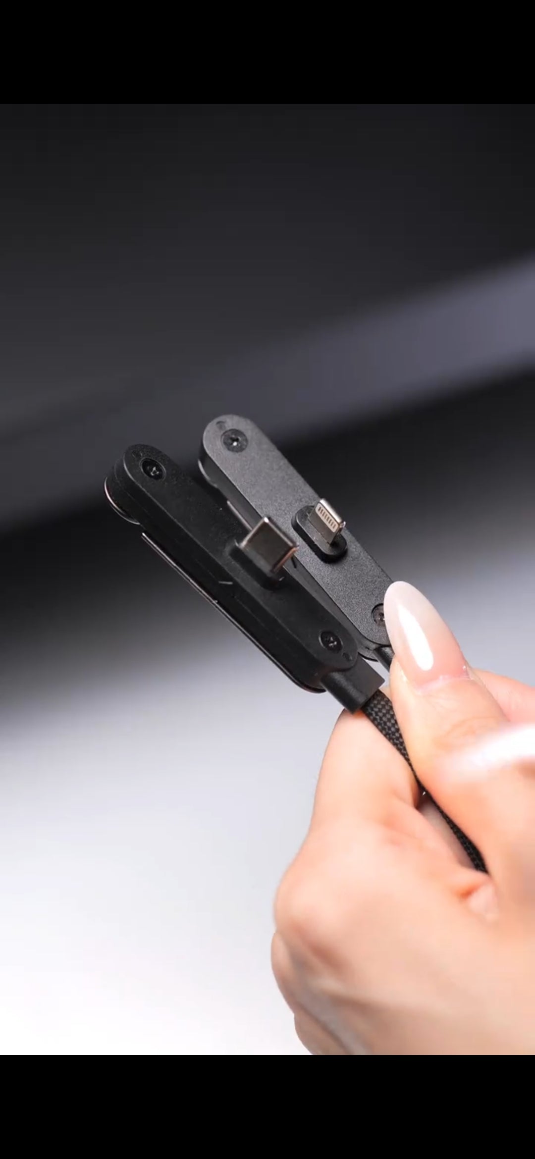 كابل الشحن الذكي مع حامل قابل للطي… شحن قوي وراحة ما بعدها راحة